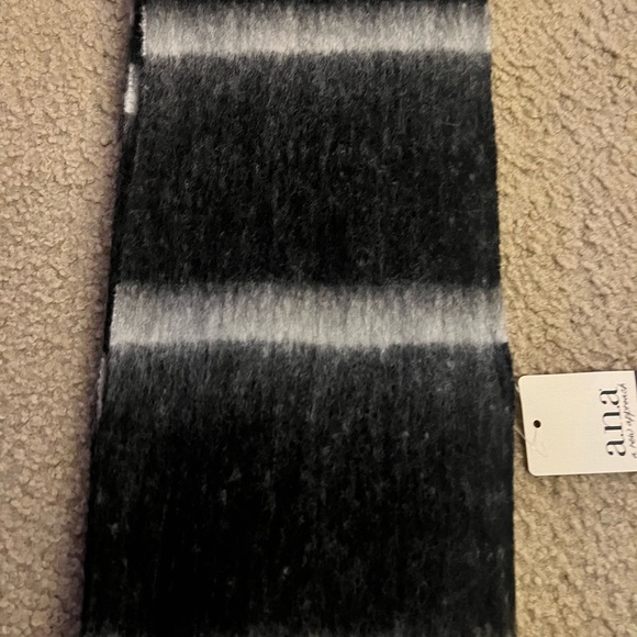 New ANA ladies 100% polyester scarf from a smoke free home - Picture 2 of 6